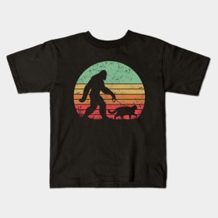 Bigfoot Sasquatch Hiking With Chunky Cat Vintage Sunset Outdoor Kids T-Shirt